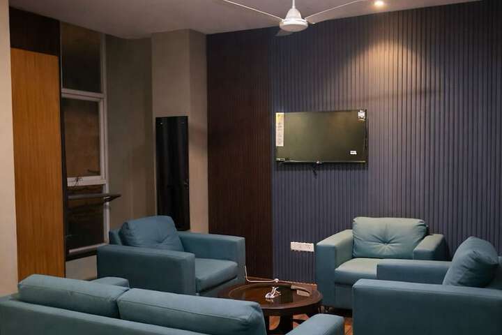 Room 9 of 12