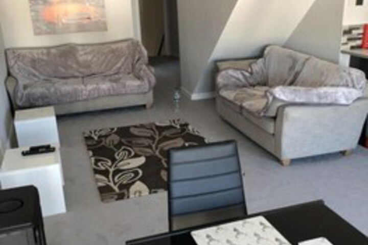 Lounge 4 of 12