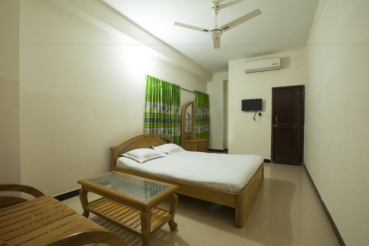 Room 5 of 9