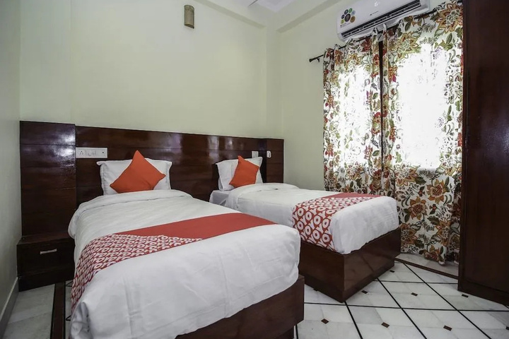 Room 4 of 9