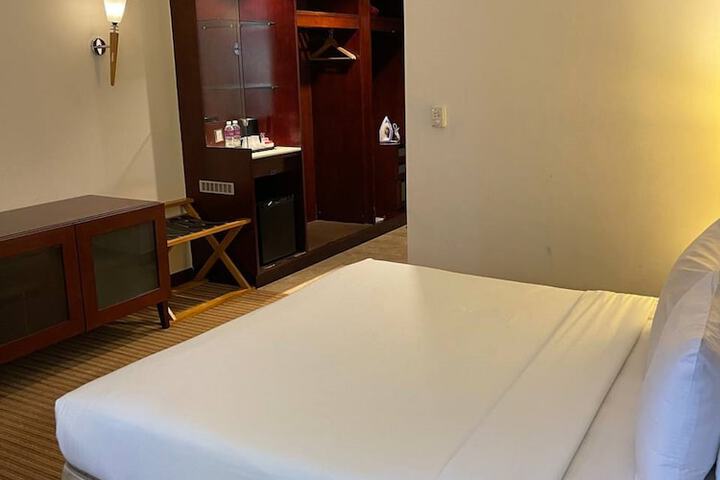 Room 9 of 46