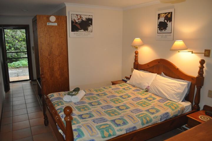 Room 4 of 25