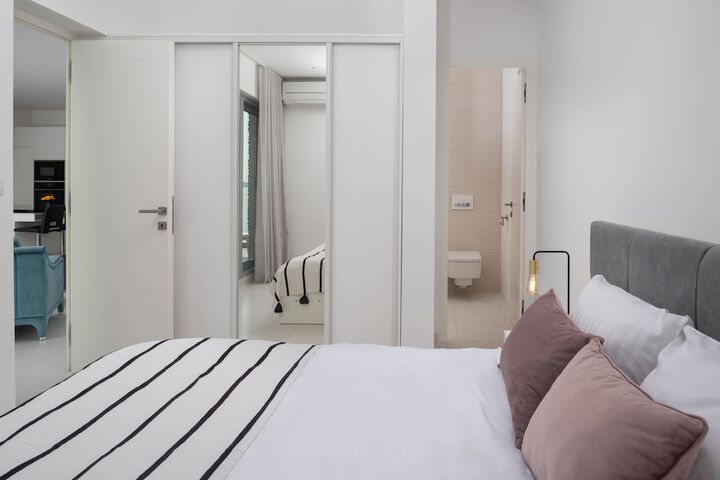 Room 4 of 70