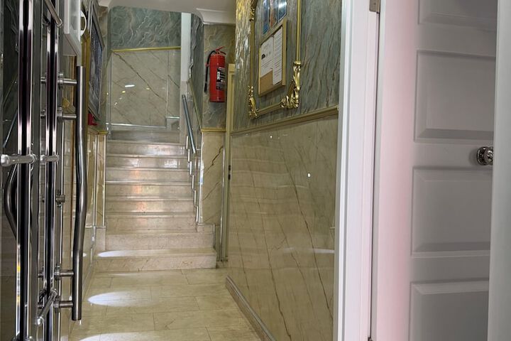 Room 8 of 105