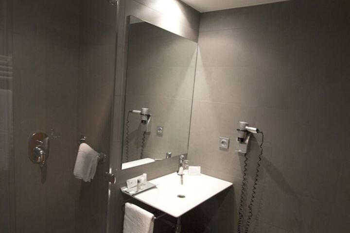 Room 35 of 66