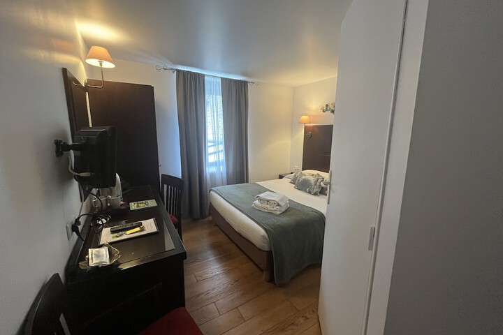 Room 11 of 33