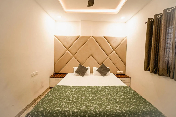 Room 4 of 12