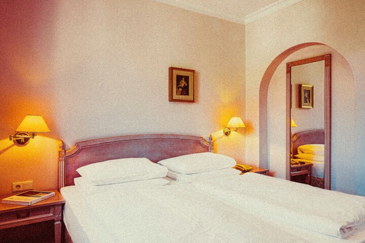 Room 11 of 40