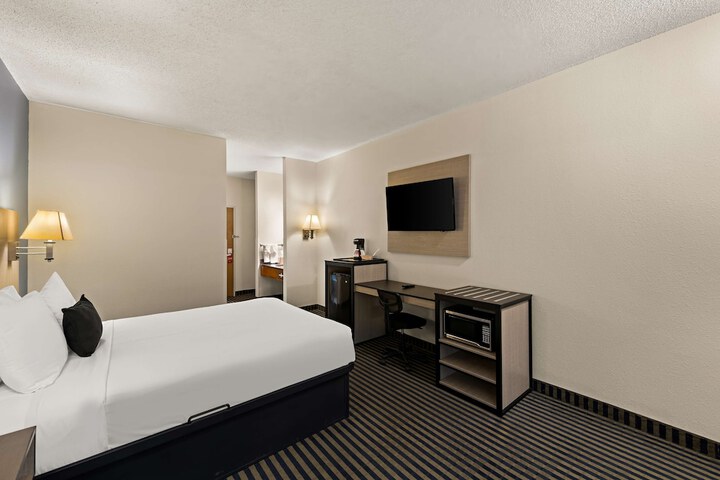 1 Queen Bed (7 of 9)