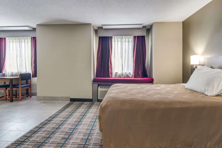 1 Queen Bed (2 of 21)