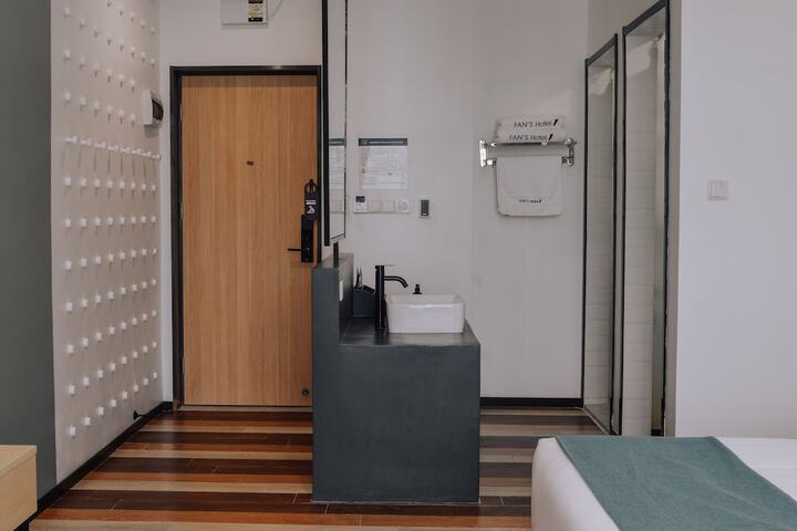 Room 25 of 28