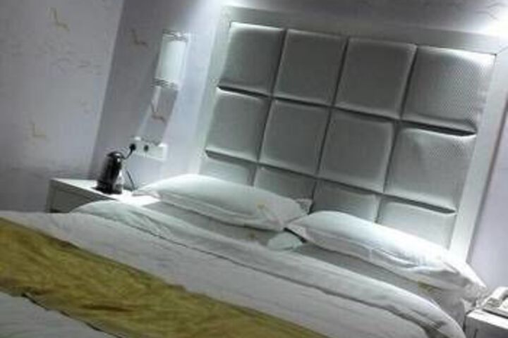 Room 4 of 83