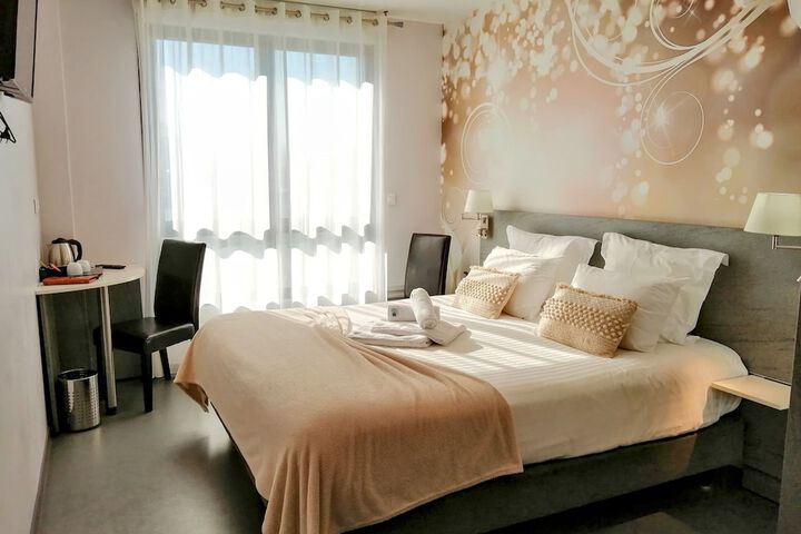 Room 17 of 33