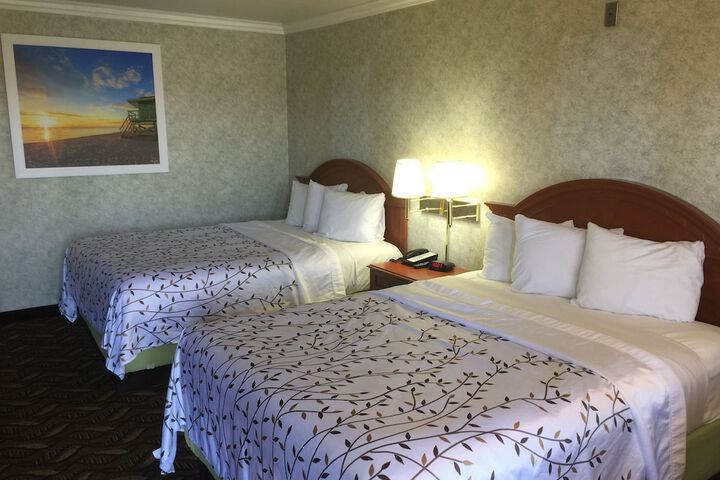 2 Queen Beds (2 of 7)