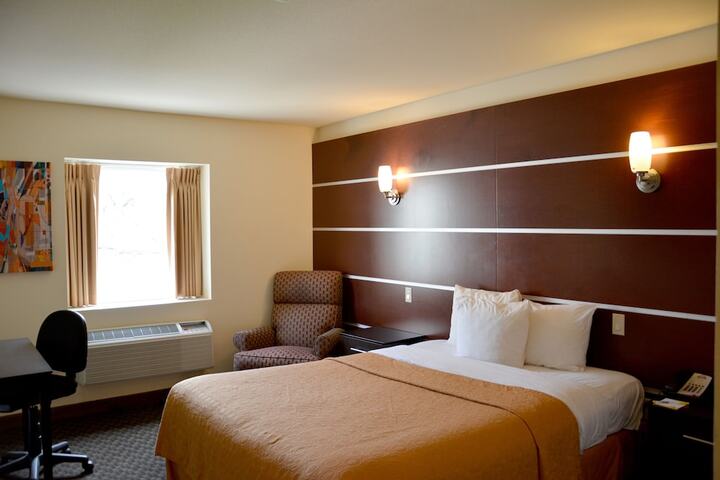 1 Queen Bed (3 of 26)