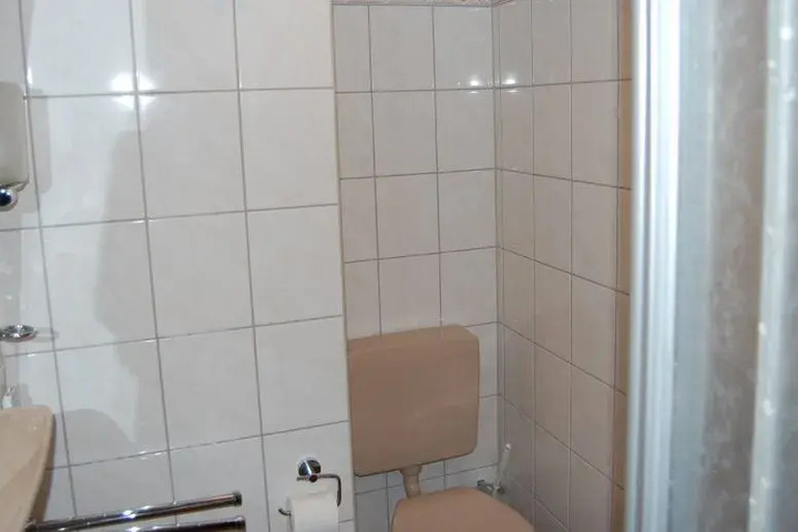 Room 7 of 10