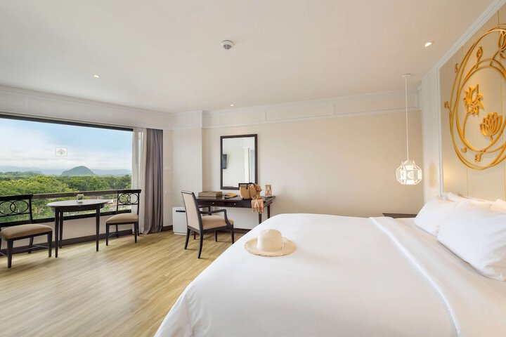 Room 52 of 182