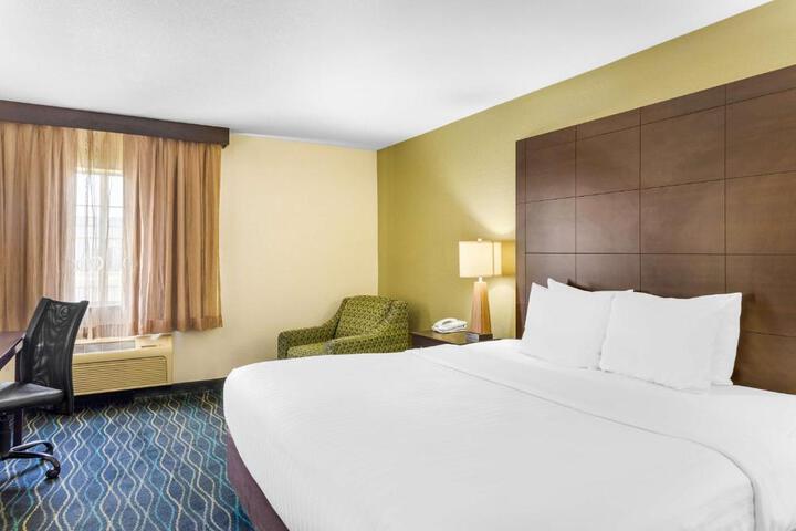 1 King Bed Microwave and Refrigerator 32 Inch LCD Television Sofa Bed High Speed Internet Accessible Full Breakfast (3 of 22)