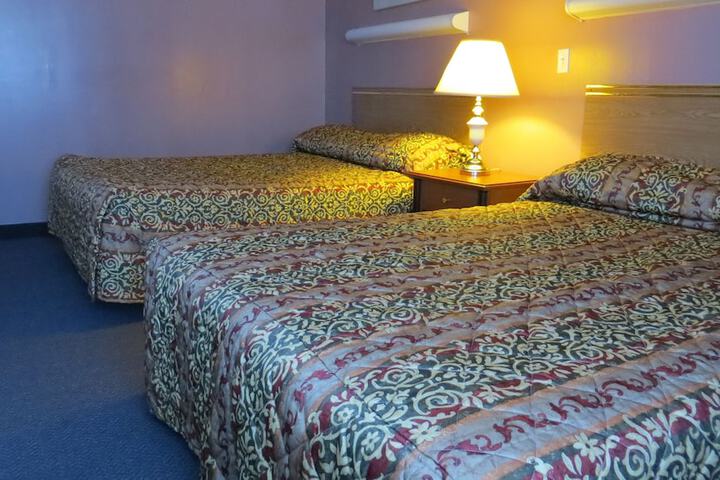 1 Queen Bed (3 of 6)