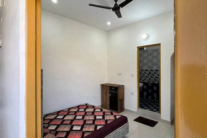 Room 4 of 8