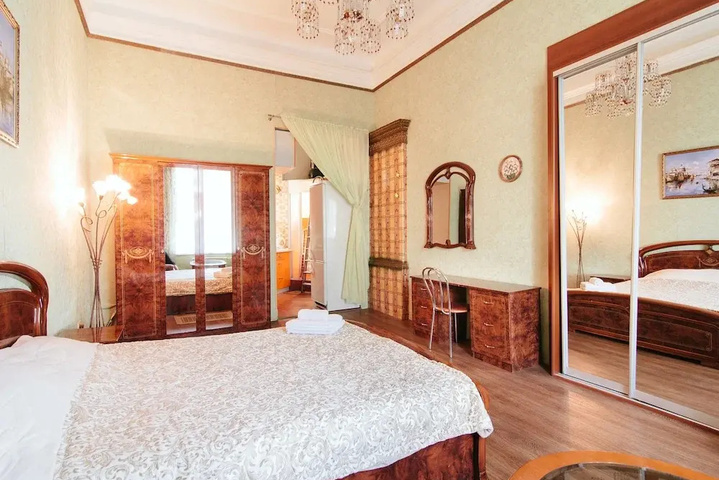 Room 5 of 12