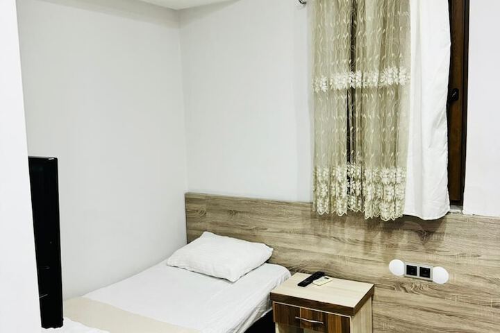 Room 10 of 40