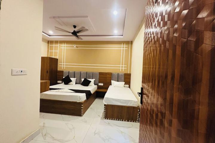 Room 8 of 16