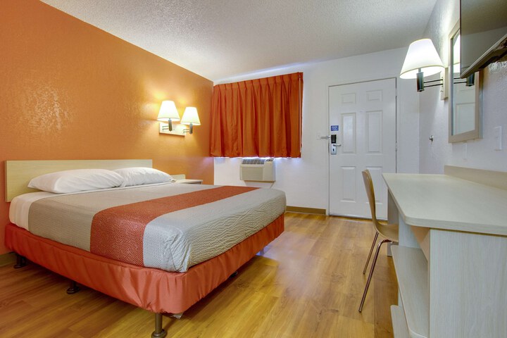 Room 8 of 32