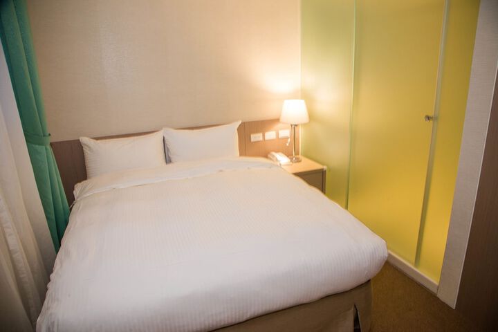 Room 9 of 42