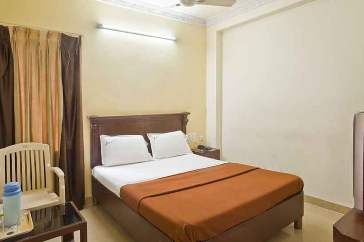 Room 6 of 16
