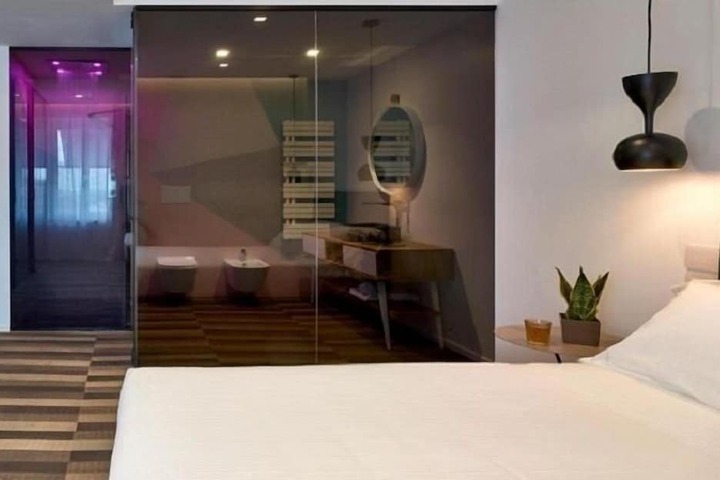 Room 8 of 80