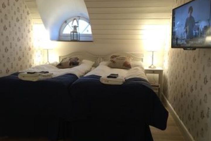 Room 11 of 28
