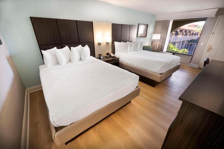 2 Queen Beds (13 of 17)