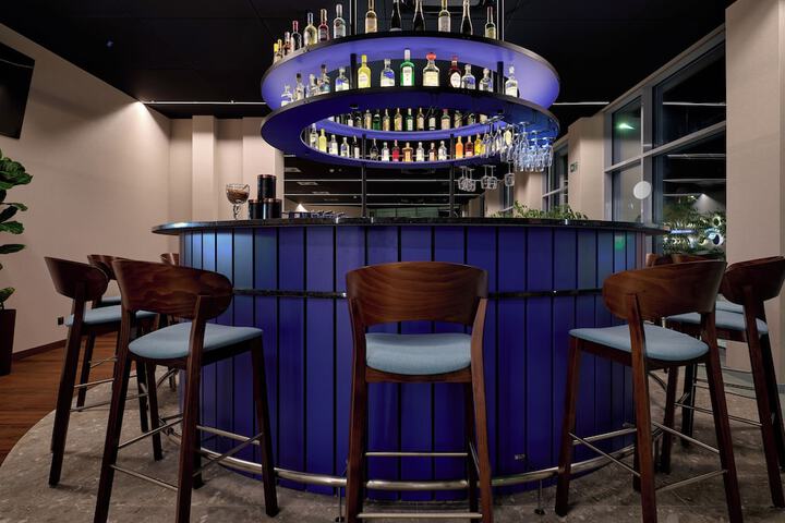 Lounge 44 of 53