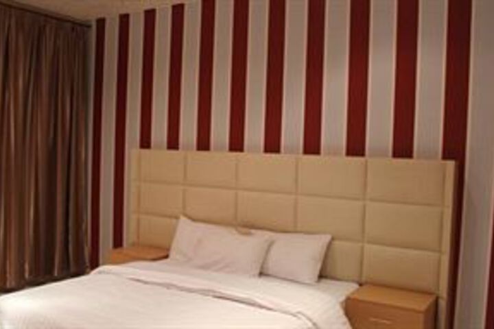Room 6 of 16