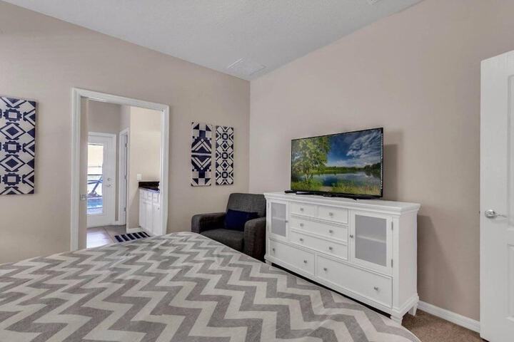 Relax in This Spacious Luxury Vacation Villa3738ww 7 Bedroom Home by RedAwning