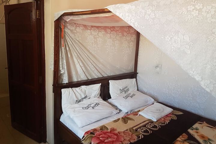 Room 4 of 18