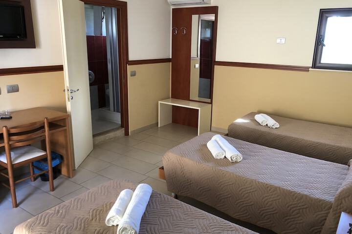 Room 12 of 48