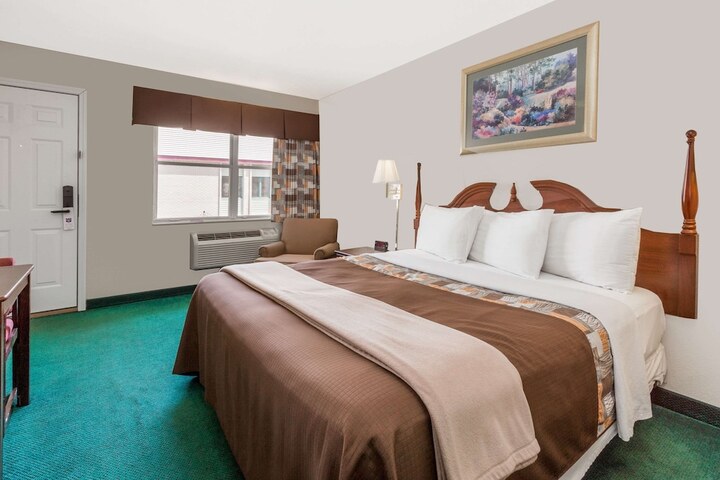 1 King Bed (3 of 6)
