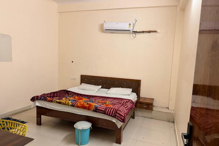 Room 10 of 32