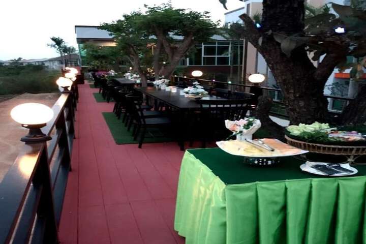 Dining 7 of 16