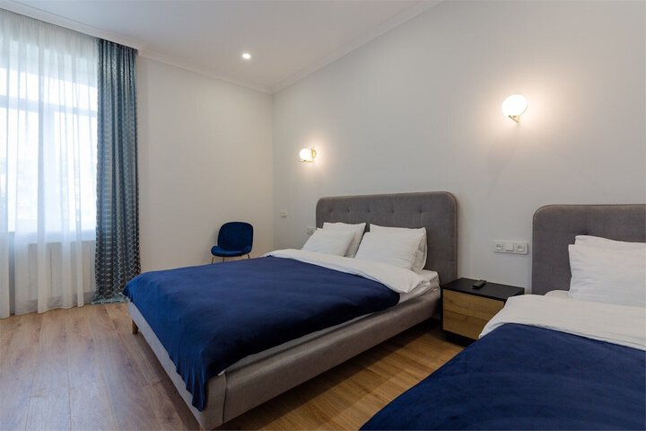 Room 6 of 13