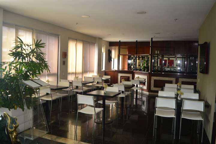 Lounge 38 of 46