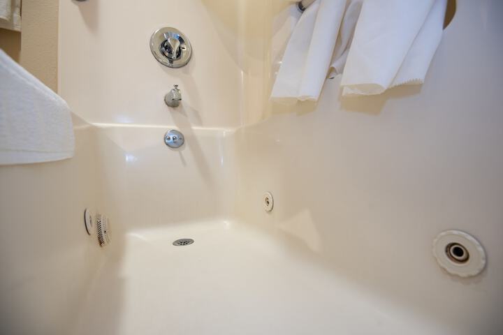 Jetted tub