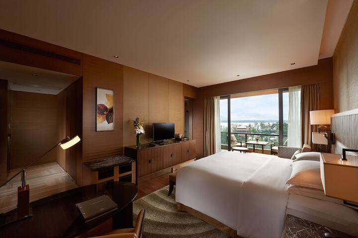 Room 13 of 90