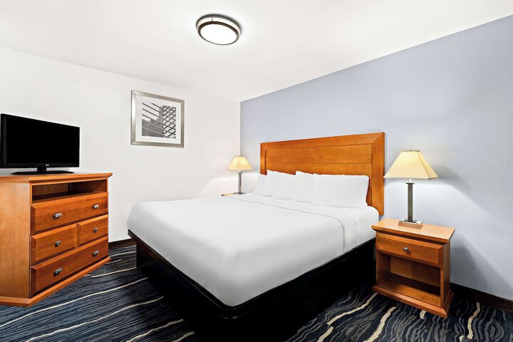 1 King Bed (1 of 15)