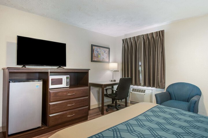 Queen Bed Accessible (1 of 18)