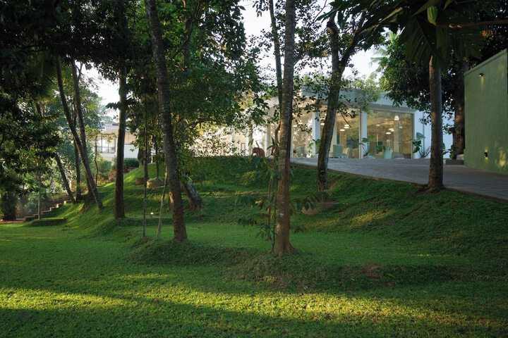 Hotel Exterior 19 of 29