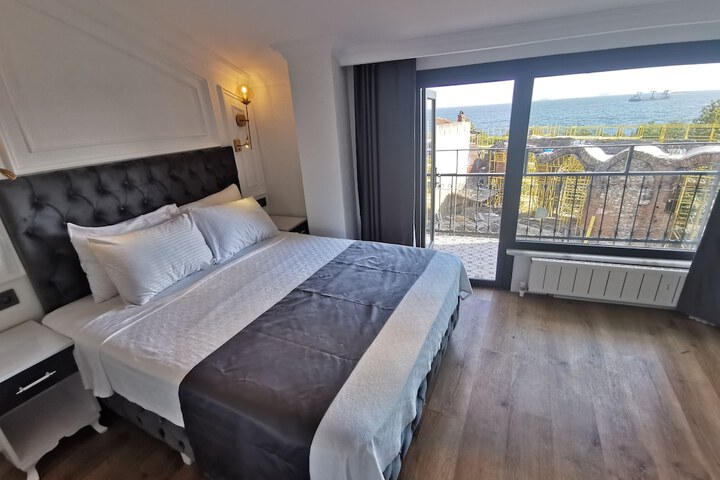 Room 2 of 85