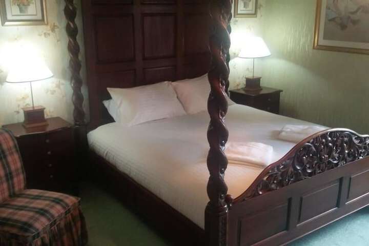 Room 4 of 18